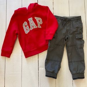 Gap Boy’s Joggers and Sweatshirt Size 3T